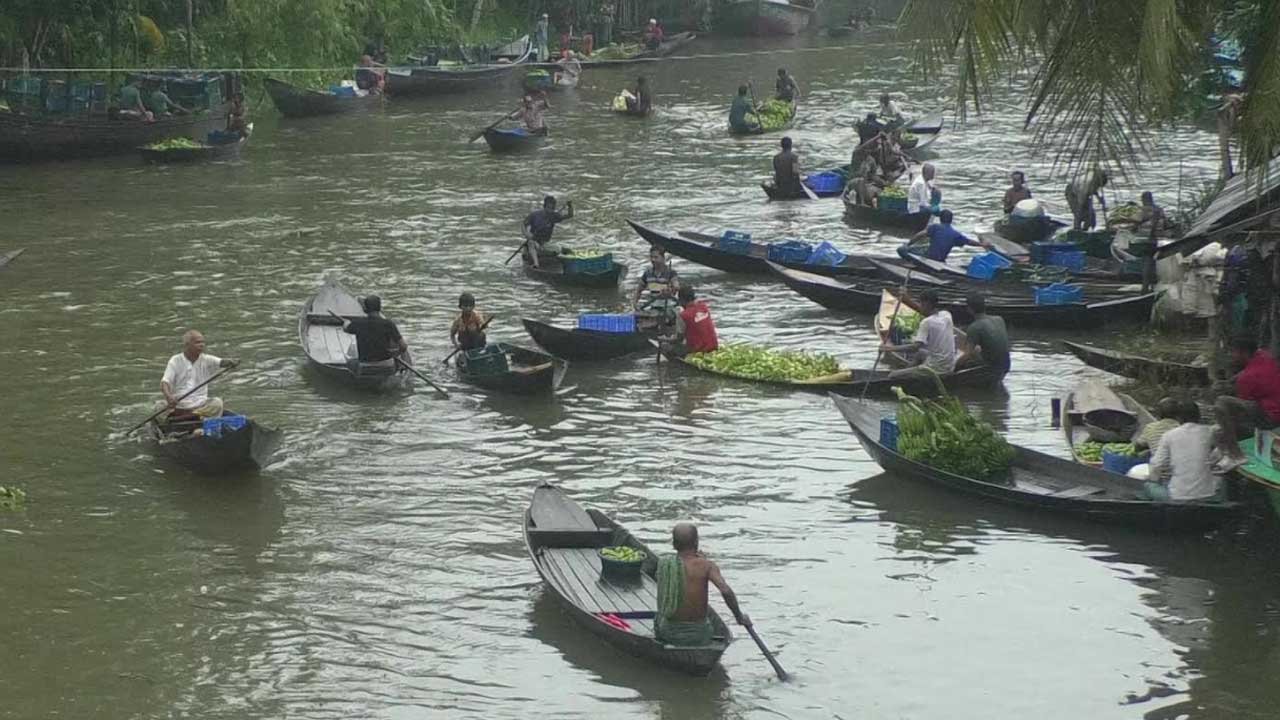 অস্থিরতা কাটিয়ে জমজমাট আমড়ার ভাসমান হাট