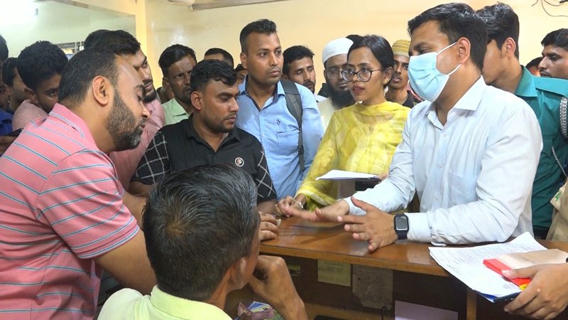 বাড়তি ভাড়া নেয়ায় চট্টগ্রামে ৩ বাস কাউন্টারকে জরিমানা