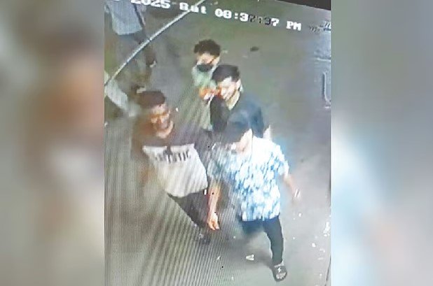 মধ্যরাত পর্যন্ত কেনাকাটায় ব্যস্ত, বাসার সব নিয়ে গেল চোর