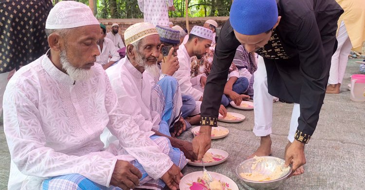 ঈদের নামাজে সবাই বাড়ি থেকে আনেন খাবার, খান ভাগাভাগি করে