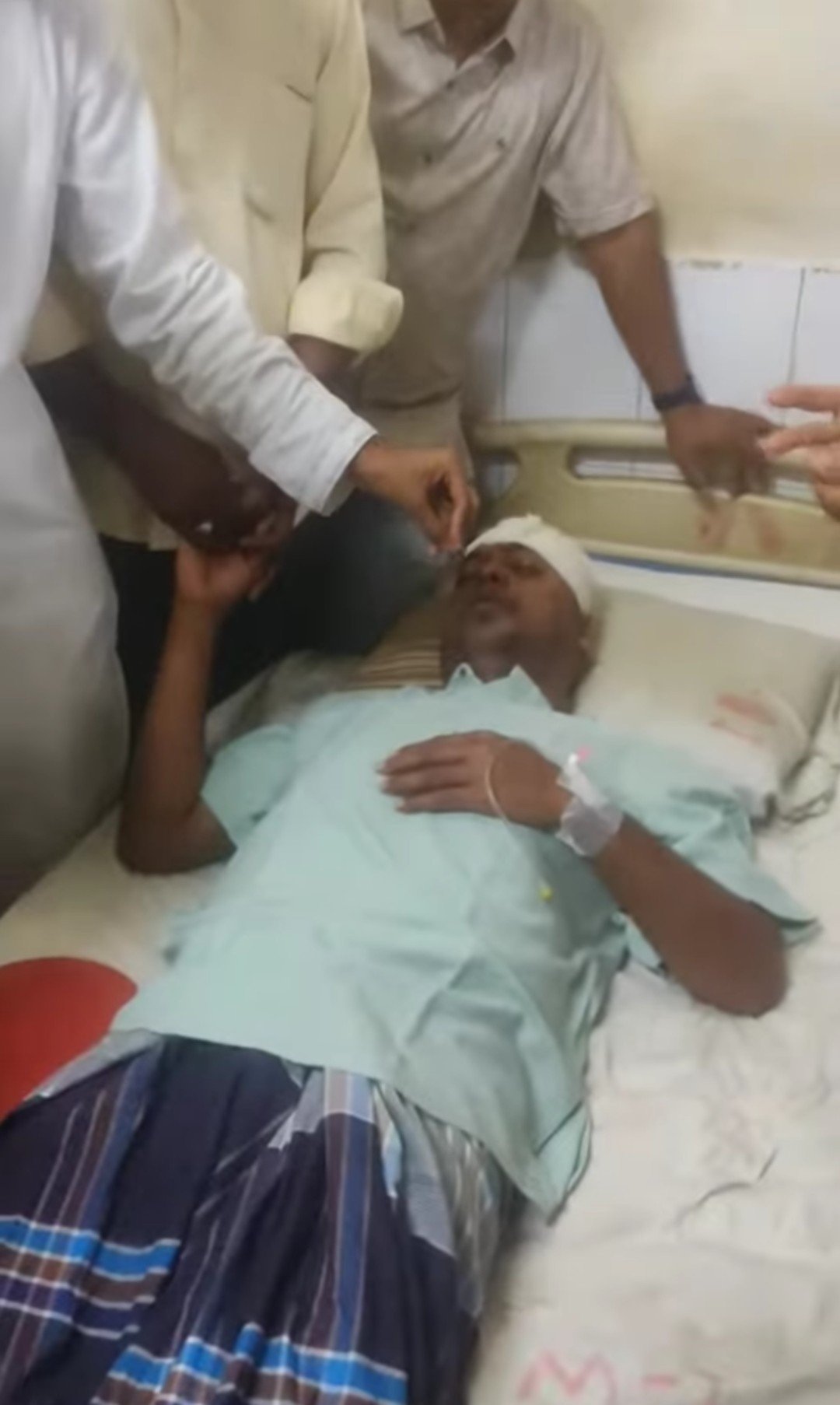 বিএনপি নেতাকে কোপালেন যুবলীগ-ছাত্রলীগ নেতকর্মিরা