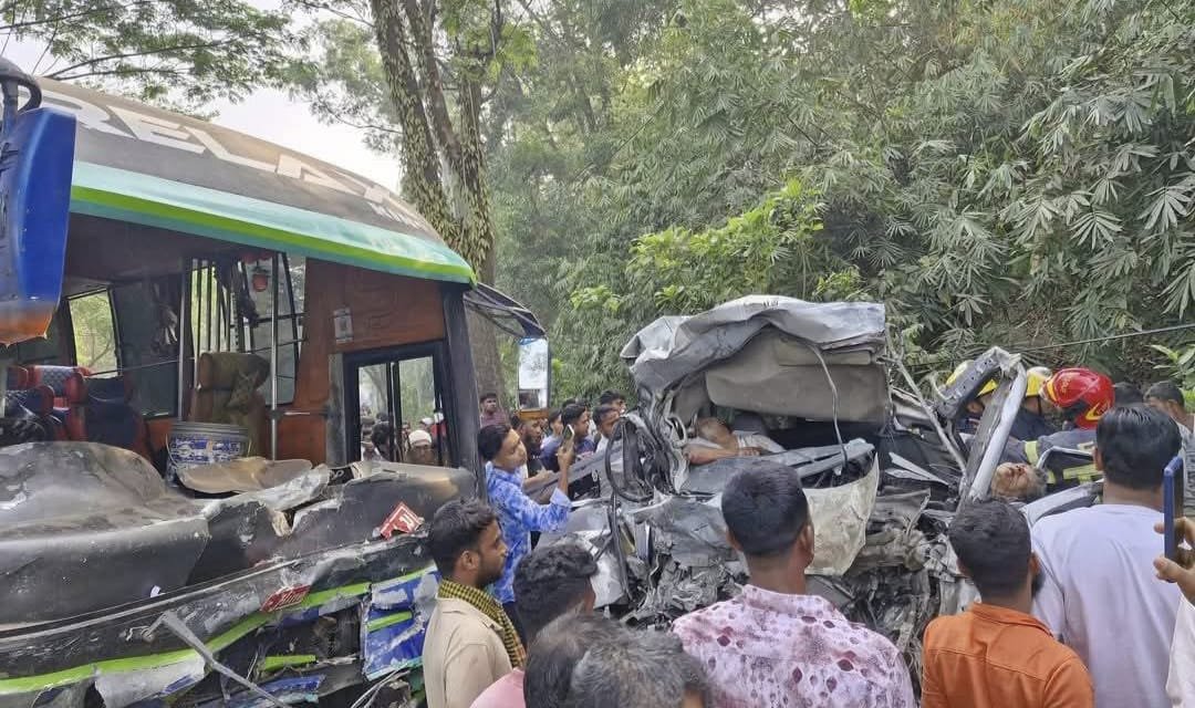 বাস ও ২ হাইয়েসের সংঘর্ষে ৭ জন নিহত