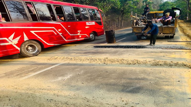 ১৫ মৃত্যু দেখা পর বসল গতিরোধক: দুর্ঘটনা কমবে, নাকি নিরাপত্তা ঝুঁকি বাড়বে?