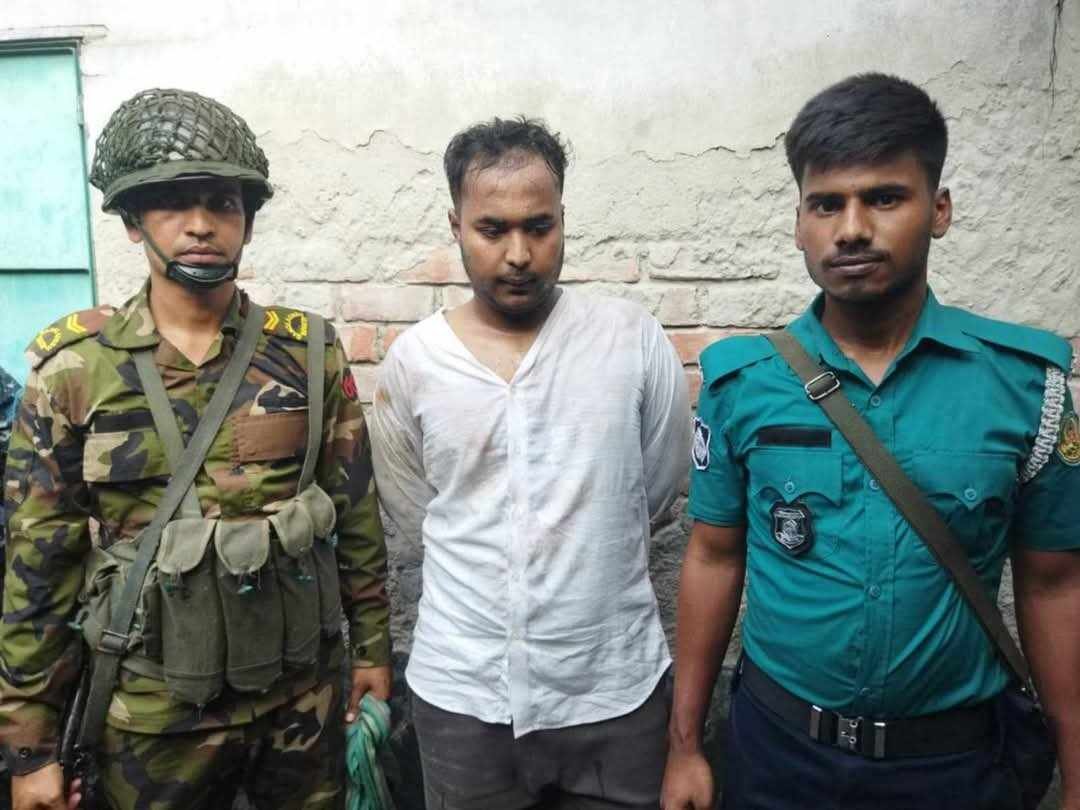 খুলনার শীর্ষ সন্ত্রাসী গ্রেনেড বাবুর বাড়িতে যৌথ বাহিনীর অভিযান