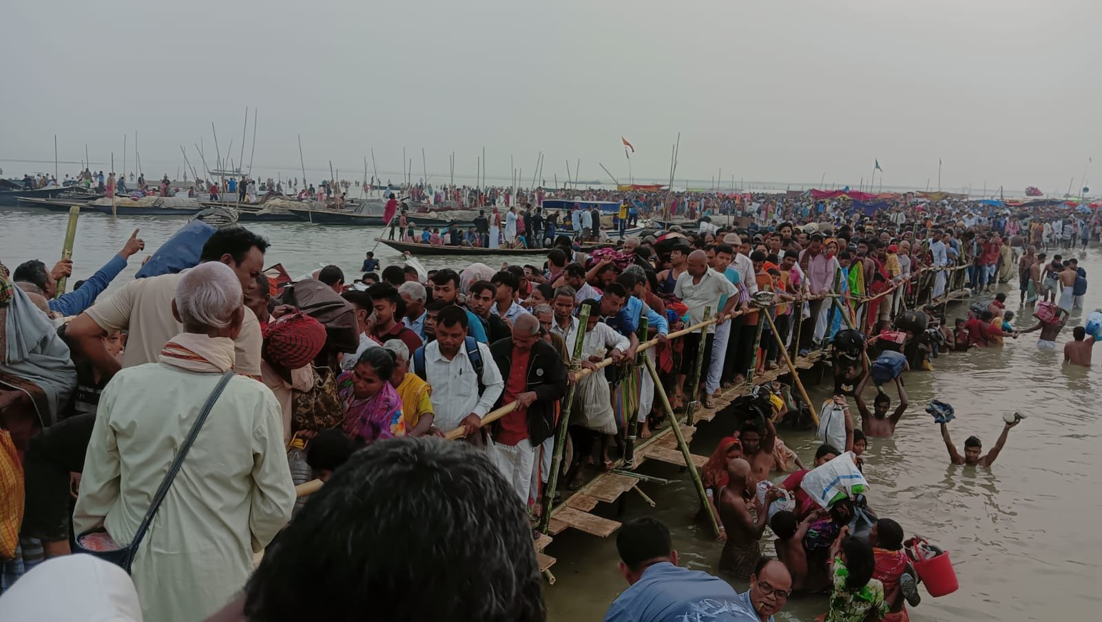 কুড়িগ্রামের চিলমারীতে ব্রহ্মপুত্র নদের তীরে হিন্দু ধর্মাবলম্বীদের ঐতিহ্যবাহী অষ্টমী স্নান