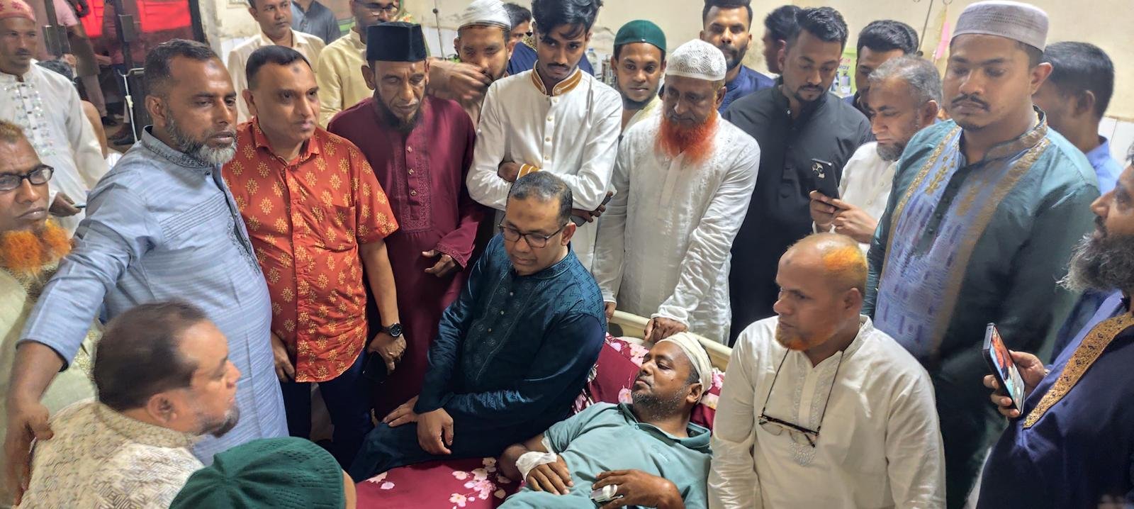 আ.লীগের নেতাকর্মিদের হামলার শিকার বিএনপি নেতার শয্যা পাশে ব্যারিস্টার সায়েম