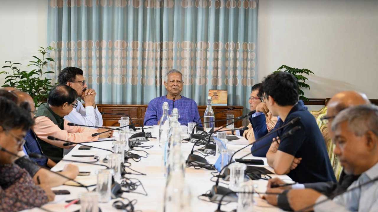 মার্কিন শুল্ক ইস্যু নিয়ে জরুরি বৈঠকে প্রধান উপদেষ্টা