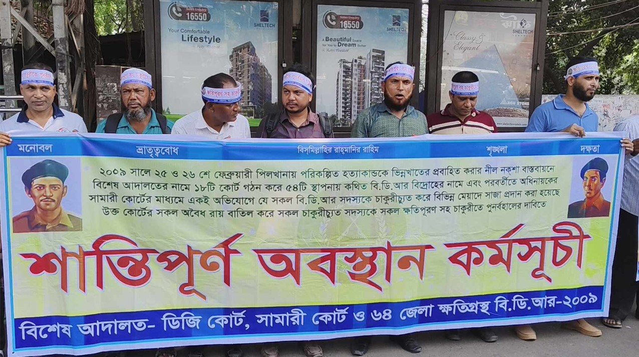 পিলখানার সামনে অবস্থান নিয়েছেন চাকরিচ্যুত বিডিআর সদস্যরা