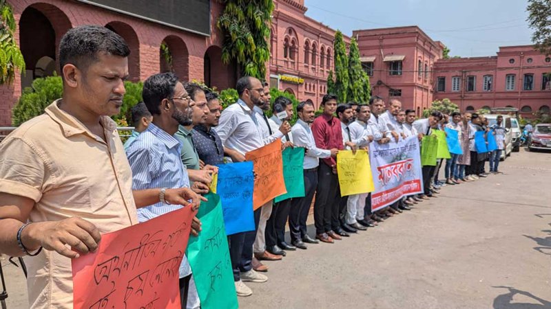চট্টগ্রাম-কক্সবাজার মহাসড়ক ছয় লেনে উন্নীত দাবিতে মানববন্ধন
