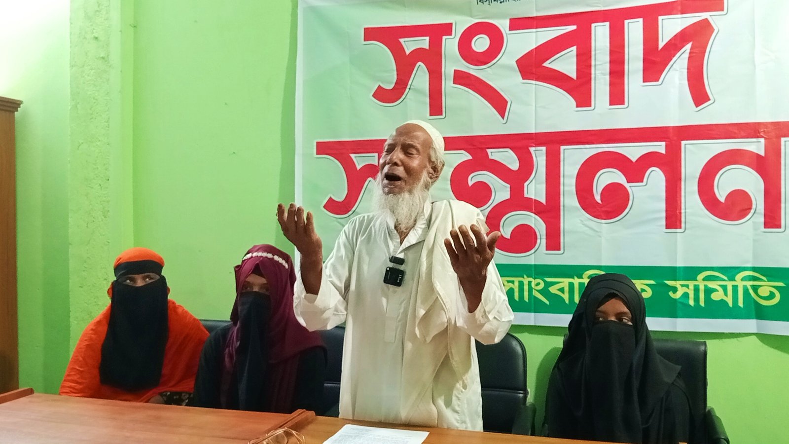 জমি নিয়ে প্রতারণা, চিকিৎসাও করেনি সন্তানরা" বাবার কান্নাজড়িত অভিযোগ