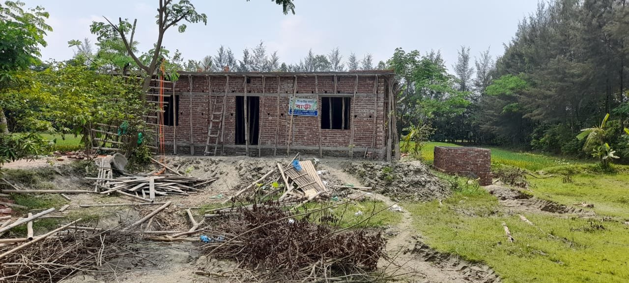 আদালতের আদেশ অমান্য করে দালান নির্মাণ, এলাকায় যেতে পারছেন না জমির মালিক