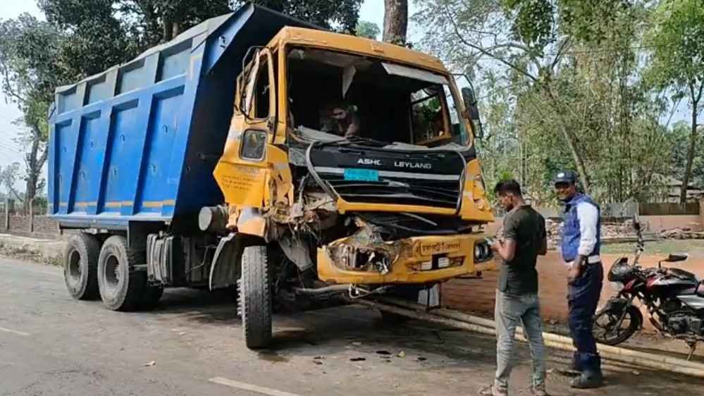 লালমনিরহাটে ট্রাকের ধাক্কায় ১৫ পুলিশ আহত, গ্রেপ্তার ১