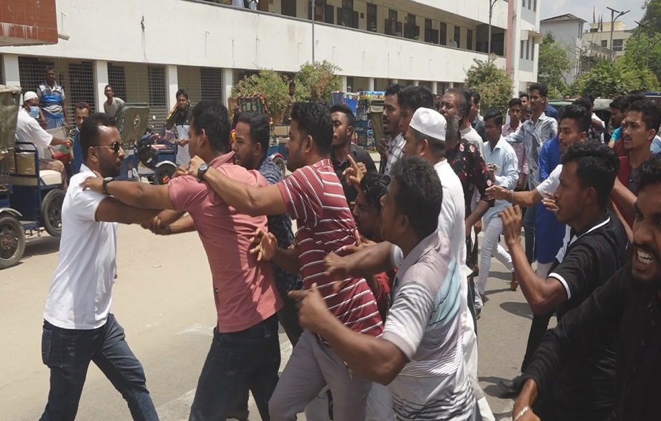 বিএনপির এক পক্ষের মানববন্ধনে অপর পক্ষের বাধা, সংঘর্ষে আহত ৫