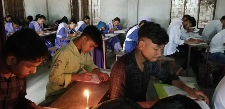 এসএসসি পরীক্ষার প্রথম দিনেই ঠাকুরগাঁওয়ে দুর্ভোগ: মোমবাতির আলোয় পরীক্ষা