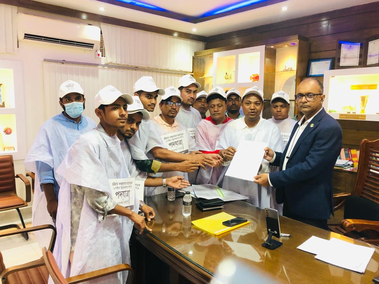 চট্টগ্রাম-কক্সবাজার মহাসড়ক ছয় লেনে উন্নীত করার দাবিতে ১১ জনের পদযাত্রা ও গণস্বাক্ষর
