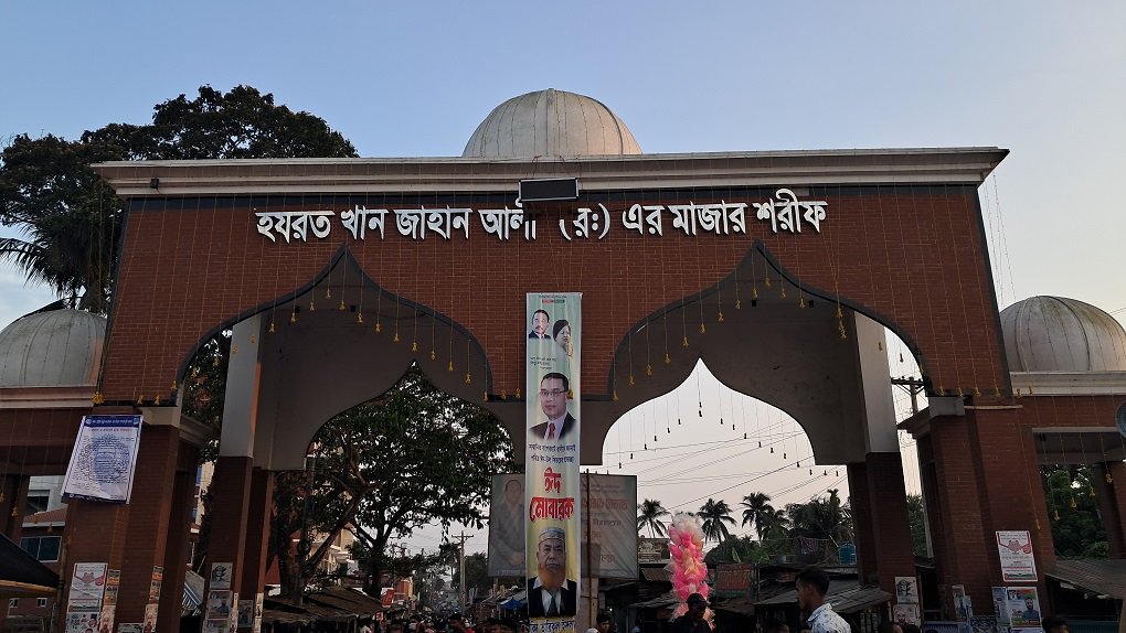 বাগেরহাটে ঐতিহ্যবাহী খানাজাহান আলী (রহঃ) এর মাজারে মেলা শুরু