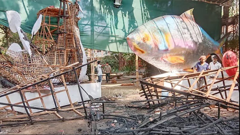 ‘ফ্যাসিবাদের মুখ’ ও ‘শান্তির পায়রা’ পুড়ল আগুনে
