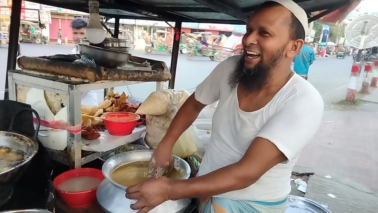 ইমামতি ছেড়ে পুরি সিংগারা পেয়াজুর,আলুর চপ বিক্রি ইমামের মাসে আয় অর্ধ লাখ টাকা