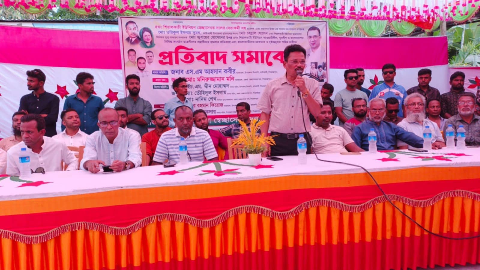 পোস্টার লাগানোকে কেন্দ্র করে ছাত্রদলের নেতাকর্মীদের উপর ছাত্রলীগের হামলার প্রতিবাদে সমাবেশ