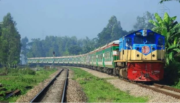 গাজীপুরে ট্রেন লাইনচ্যুতি, বন্ধ উত্তরবঙ্গমুখী ট্রেন চলাচল, টিকিটের টাকা ফেরত দিচ্ছে রেলওয়ে