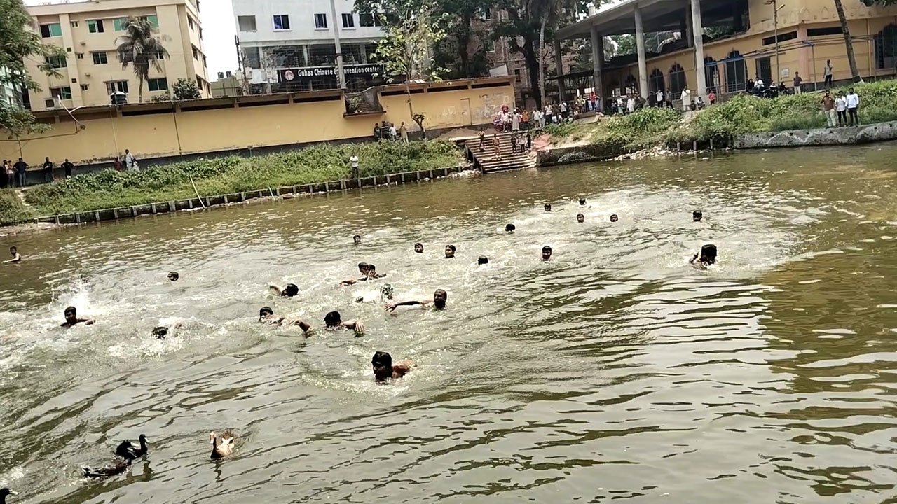 ১০ হাঁস ধরতে পুকুরে নামলেন ৪০ জন