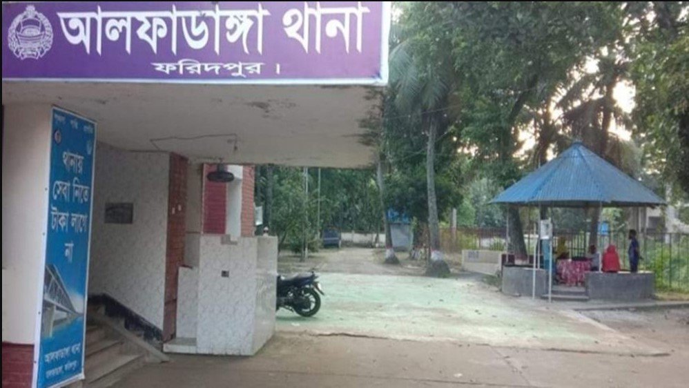 মোটরসাইকেল কিনে না দেওয়ায় অভিমানে কলেজছাত্রের আত্মহত্যা