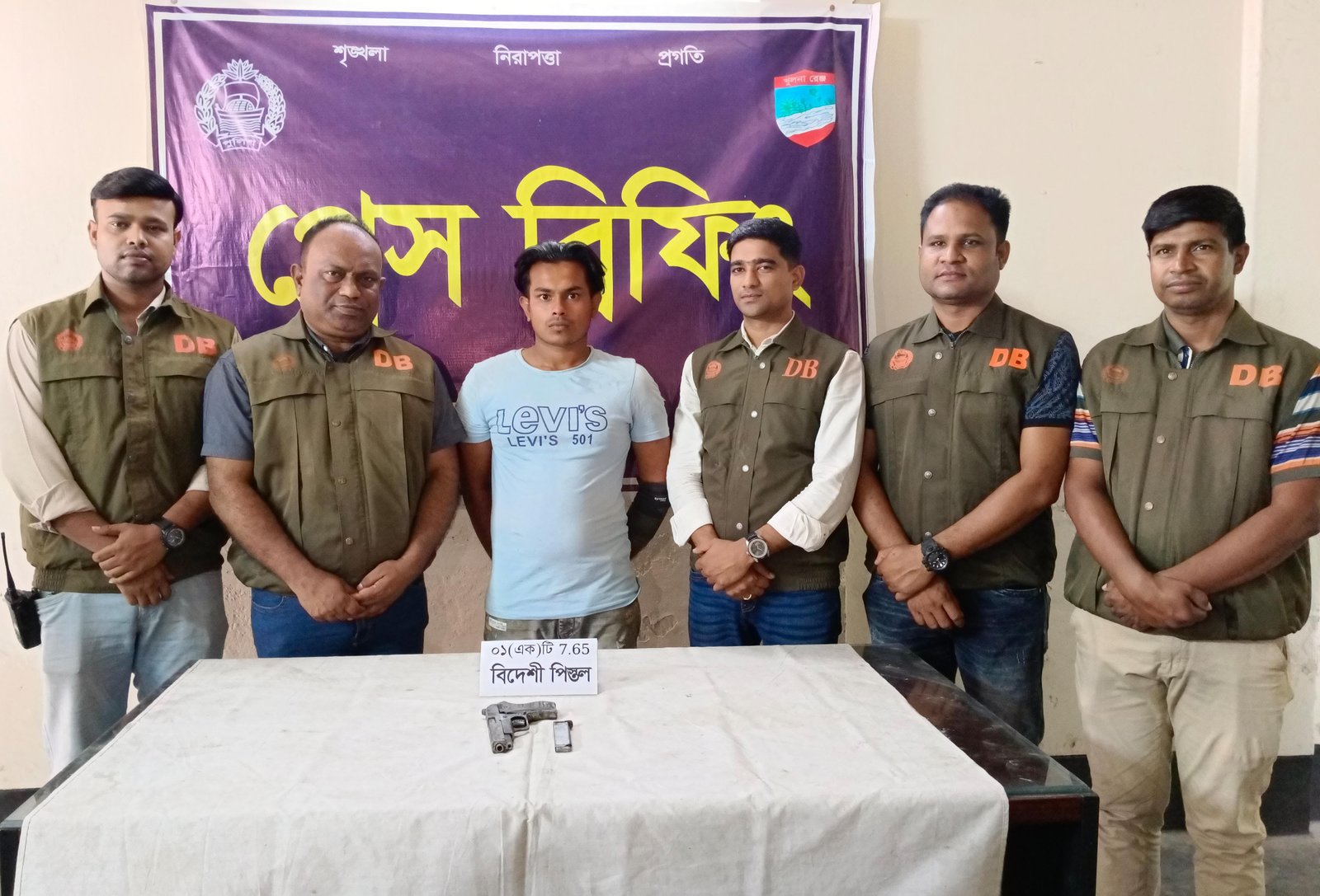 যশোর শহরে বিদেশি পিস্তল সহ আটক-১