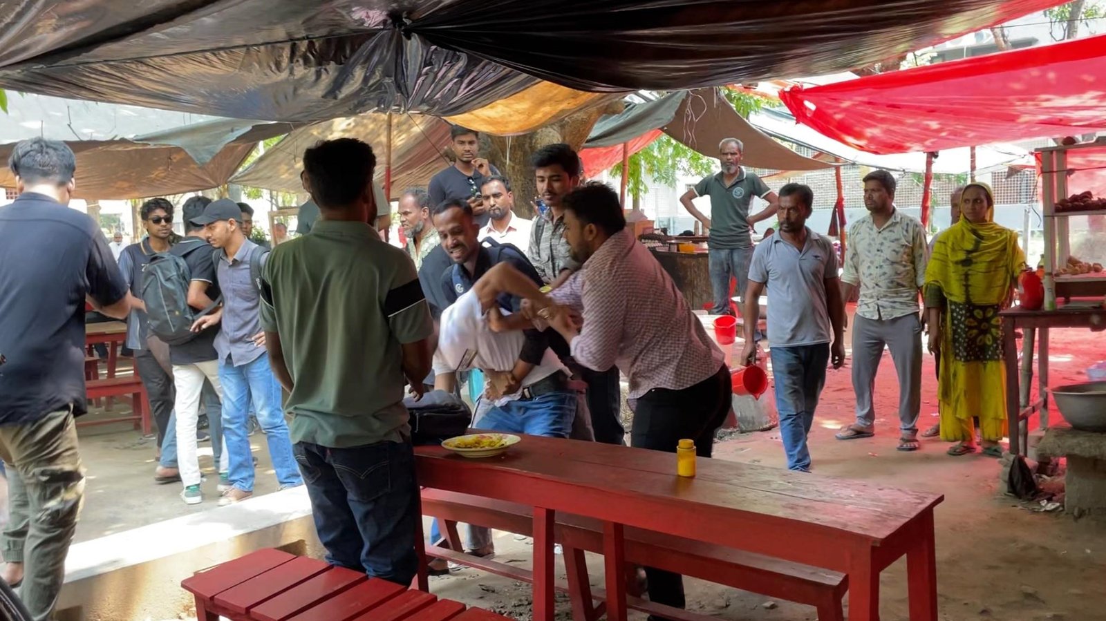 রাবিতে শিক্ষার্থীদের দুই গ্রুপের মারামারি, আহত ৪
