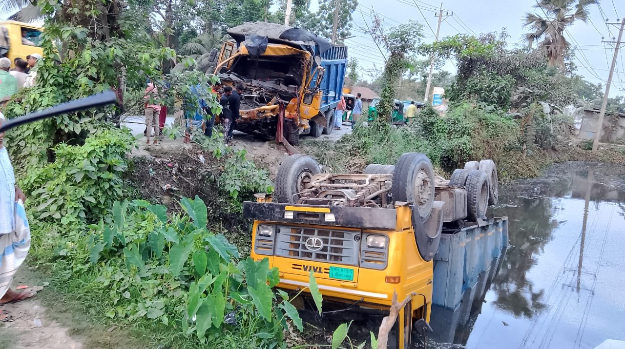 নোয়াখালীতে দাঁড়িয়ে থাকা ট্রাকের পিছনে বালুভর্তি ট্রাকের ধাক্কা নিহত ২