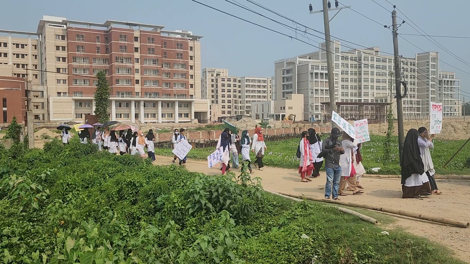 অনির্দিষ্টকালের জন্য ক্লাস বর্জন, সুনামগঞ্জ-সিলেট মহাসড়ক অবরুদ্ধ