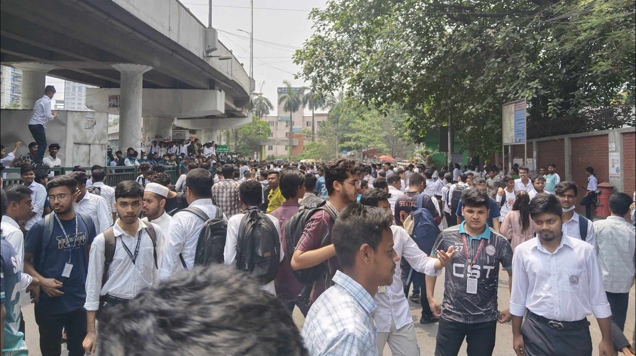 ৬ দফা দাবিতে সাতরাস্তায় সড়ক অবরোধ পলিটেকনিক শিক্ষার্থীদের