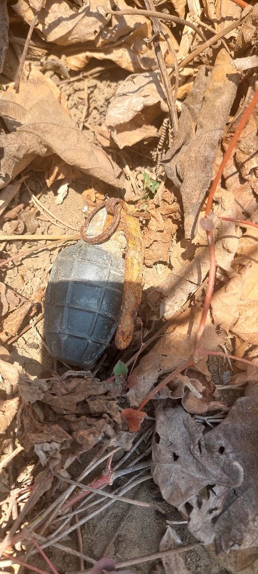 মেরিন ড্রাইভের পাশে অবিষ্ফোরিত ‘হ্যান্ড গ্রেনেড’ ঘিরে রেখেছে পুলিশ