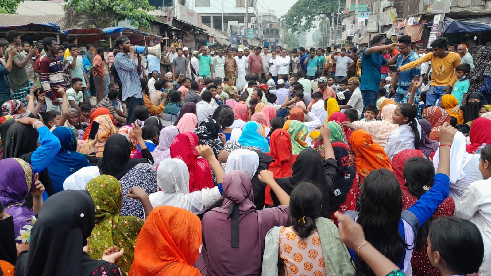 স্কুল ছাত্রের হত্যাকারীদের বিচারের দাবিতে মহাসড়ক অবরোধ করে বিক্ষোভ