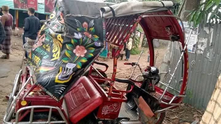 বাসের ধাক্কায় ইজিবাইক যাত্রী কিশোর নিহত, আহত ৩