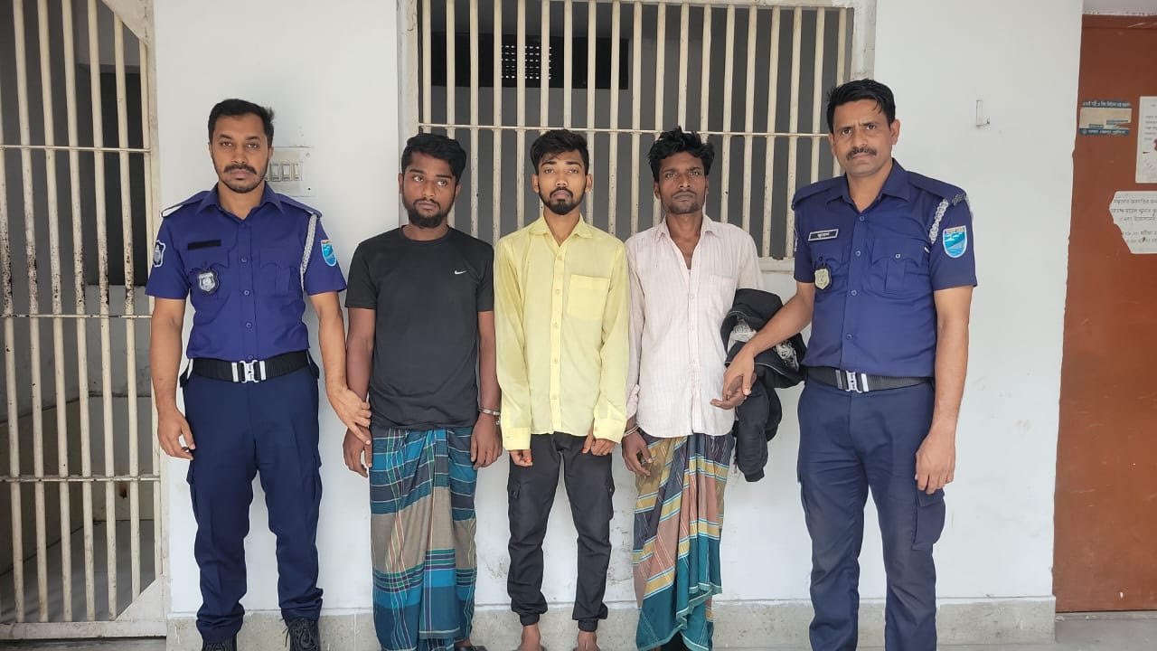 চোরাই গাড়ি টুকরো করে বিক্রি করেন তারা ; অতপর পুলিশের হাতে গ্রেফতার
