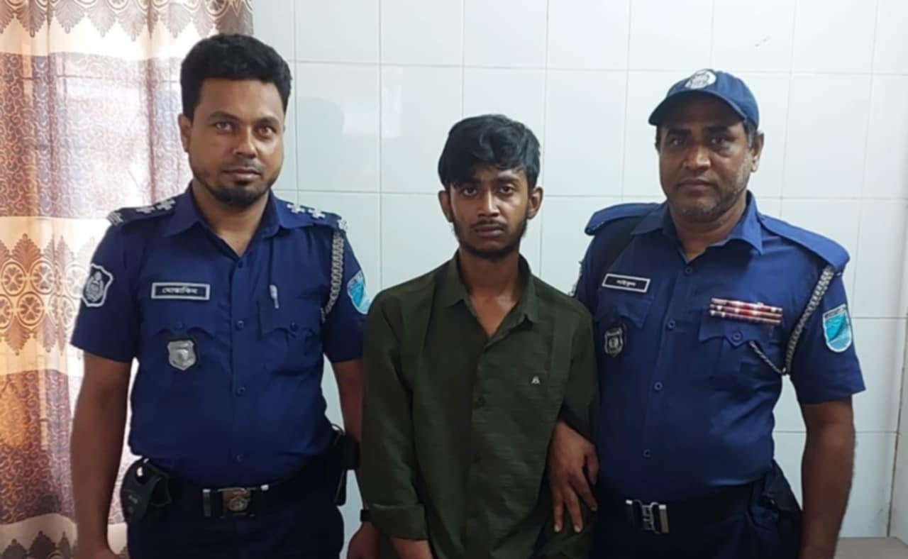 সাভার মডেল থানা পুলিশের অভিযান ; ৬ রাউন্ড গুলি চাপাতিসহ গ্রেফতার এক