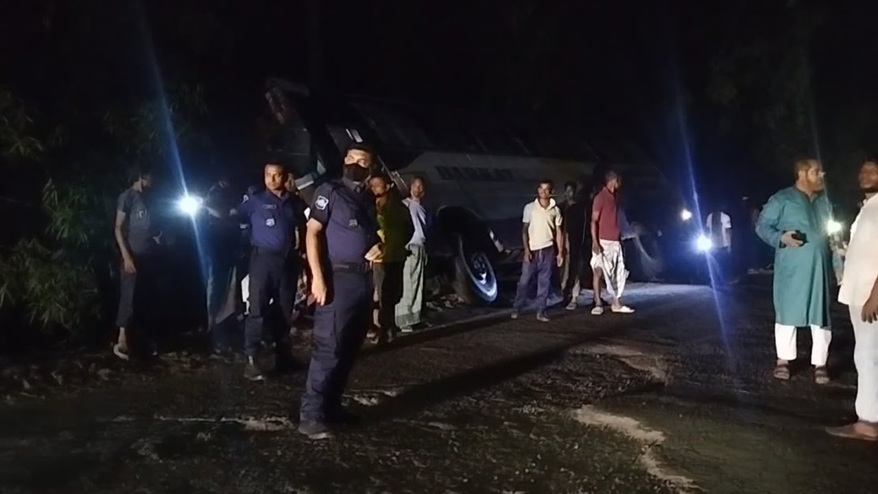 ঢাকাগামী যাত্রীবাহী বাস খাদে, অল্পের জন্য বেঁচে গেলেন যাত্রীরা