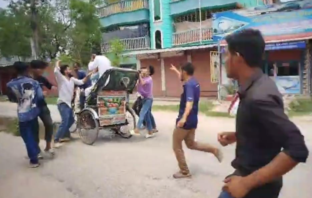 পুলিশের সামনেই বৈষম্যবিরোধী ছাত্রদের ওপর ছাত্রদলের হামলার অভিযোগ, আহত ৩