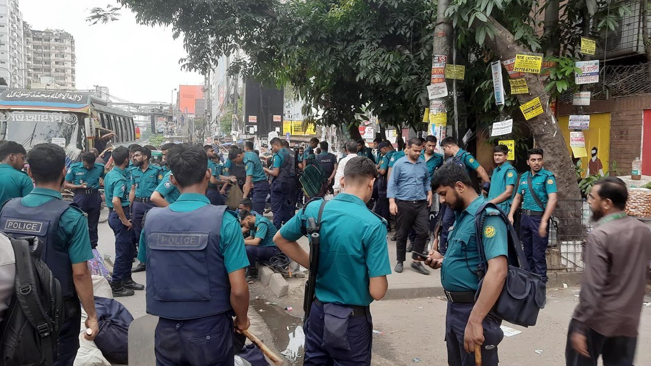 ৪ ঘণ্টা মানুষকে ভুগিয়ে সড়ক ছাড়ল দুই কলেজের শিক্ষার্থী