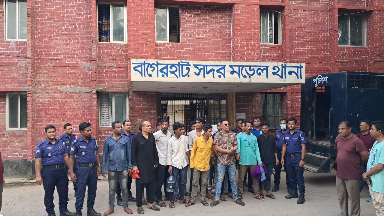 বাগেরহাটে যৌথবাহিনীর অভিযানে ৬টি ককটেল উদ্ধার, আটক ১৮