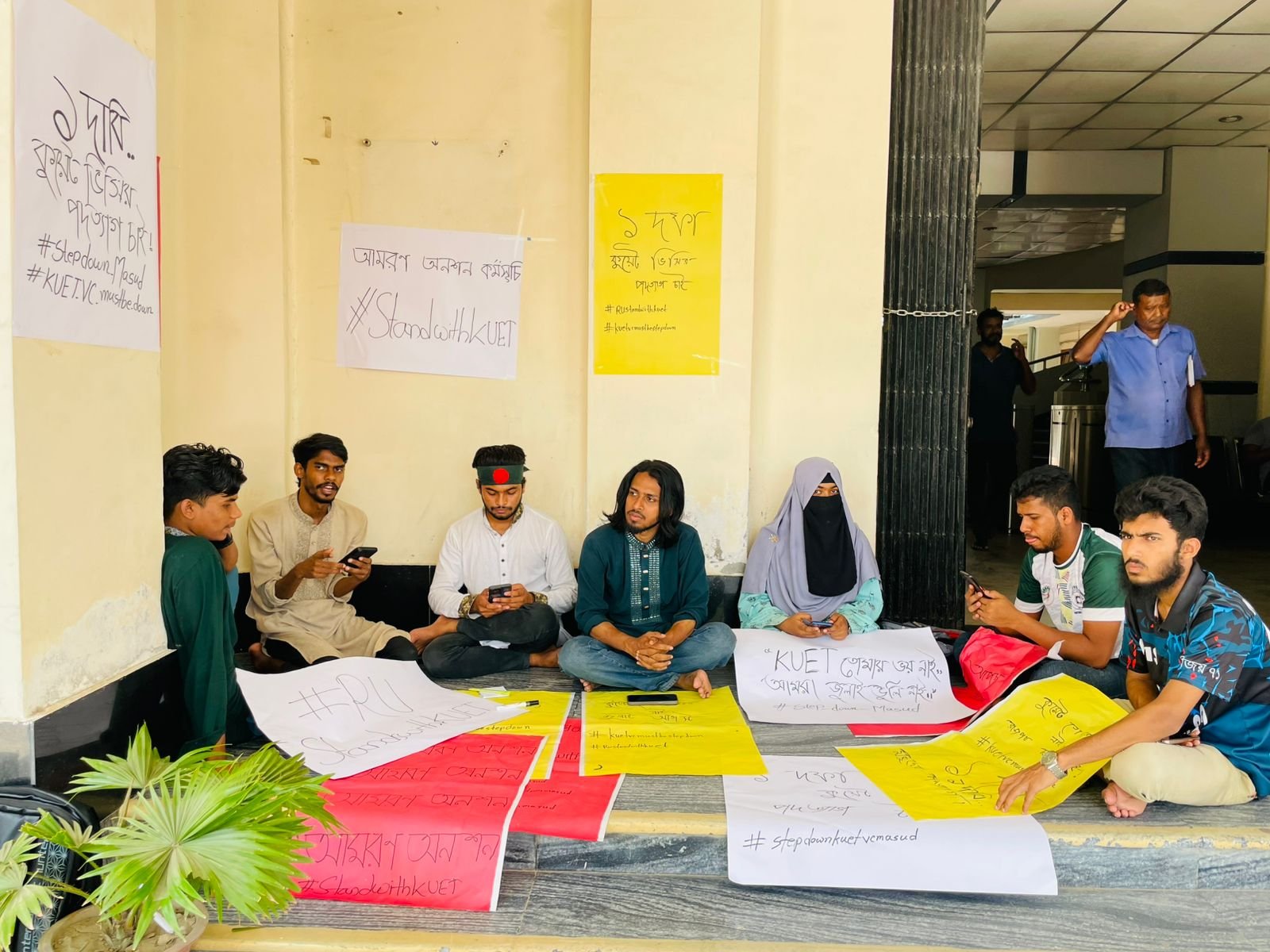 কুয়েট উপাচার্যের পদত্যাগের দাবিতে অনশনে রাবির ৬ শিক্ষার্থী
