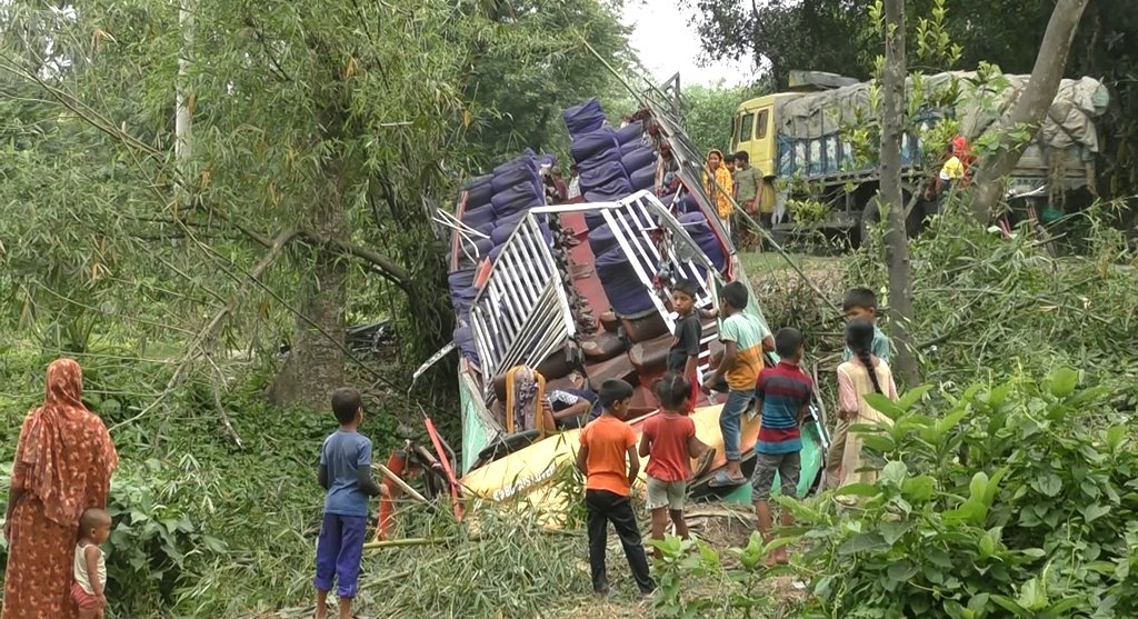 ঝিনাইদহে এবার বাসের ছাঁদ খুলে ঝুলছিলো গাছে, বাস গর্তে, আহত-৪