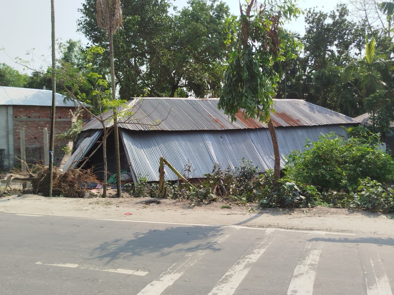 লালমমিরহাটে কালবৈশাখী ঝড়ের তাণ্ডবে লন্ডভন্ড ঘরবাড়ি