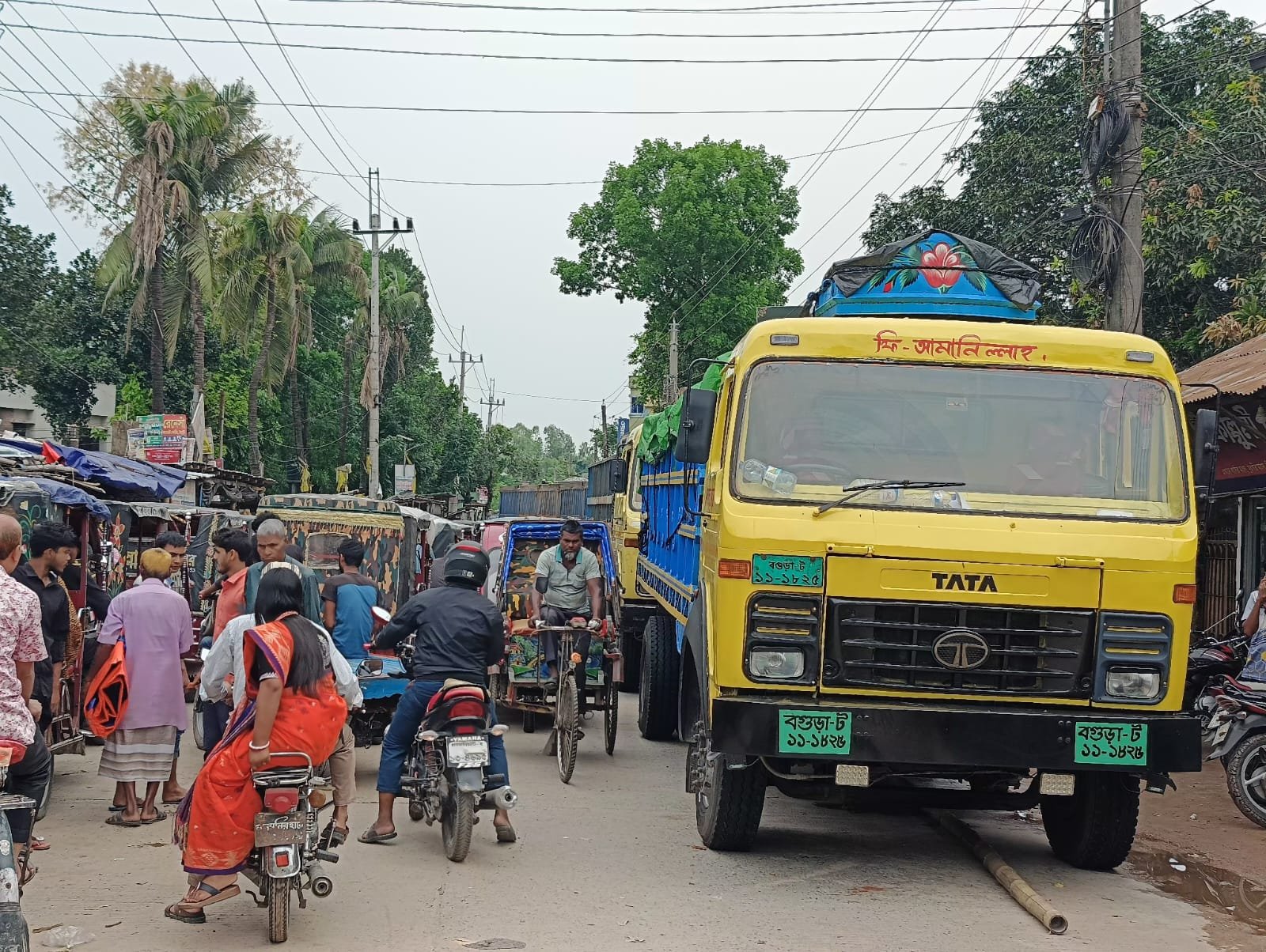 দুই আন্তঃনগর ট্রেন বুড়িমারী থেকে যাত্রার দাবিতে দ্বিতীয় দিনের মত মহাসড়ক অবরোধ