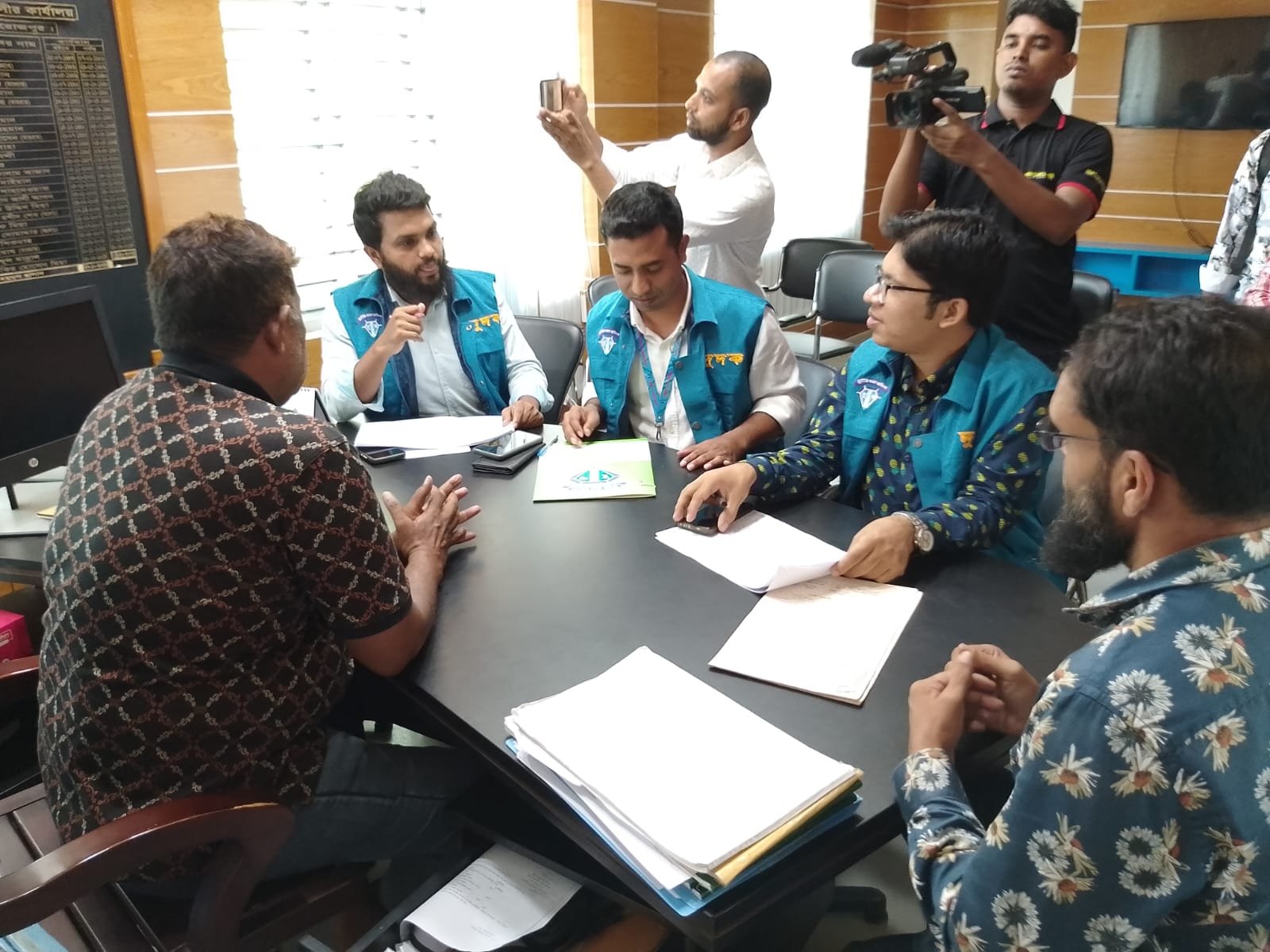 পিরোজপুরের নাজিরপুরে এলজিইডি কার্যালয়ে দুদকের অভিযান