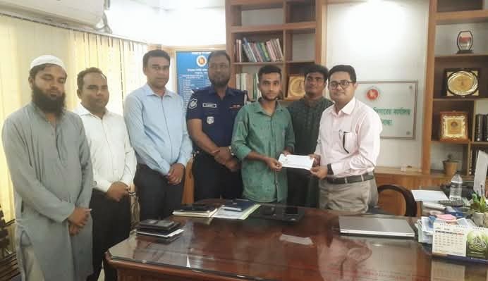 সাদুল্লাপুরে মেধাবী শিক্ষার্থী পাশে ইউএনও