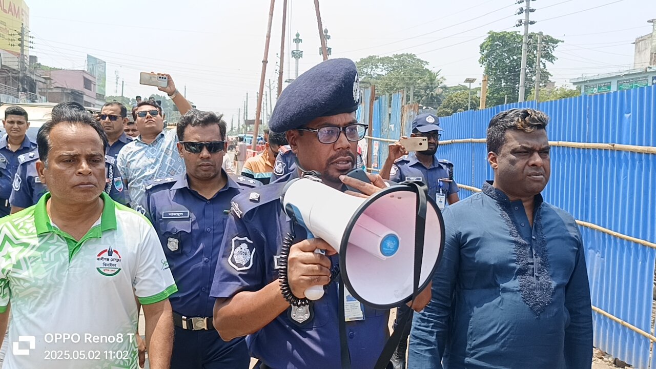 কালীগঞ্জে সড়কে শৃংখলা ফেরাতে রাস্তায় নামলেন ওসি