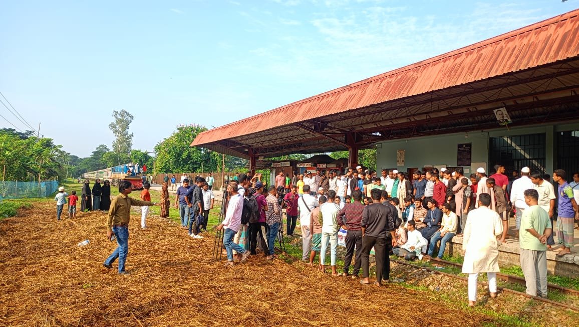 নোয়াখালীতে 'সুবর্ণচর এক্সপ্রেস' দ্রুত চালুর দাবিতে ঘন্টাব্যাপী রেলপথ অবরোধ
