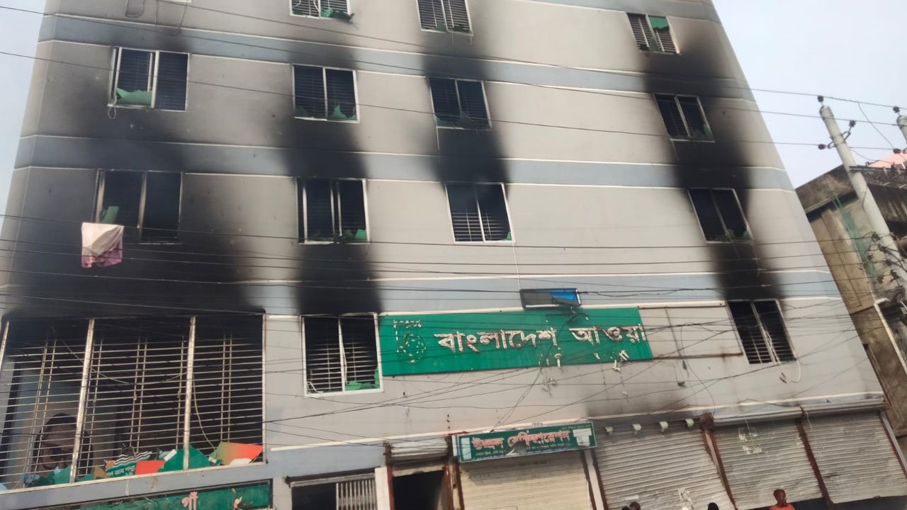 নওগাঁয় আওয়ামী লীগ কার্যালয়ে রেলিং চুরি করতে গিয়ে ৭ তলা থেকে পড়ে যুবকের মৃত্যু