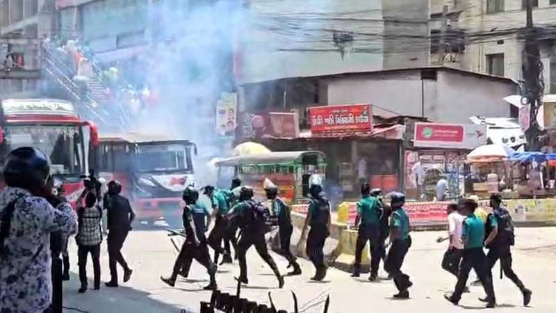 মাওলানা রইস হত্যা :চট্টগ্রামে পুলিশের সাউন্ড গ্রেনেড-টিয়ার শেলে ছত্রভঙ্গ বিক্ষোভকারীরা